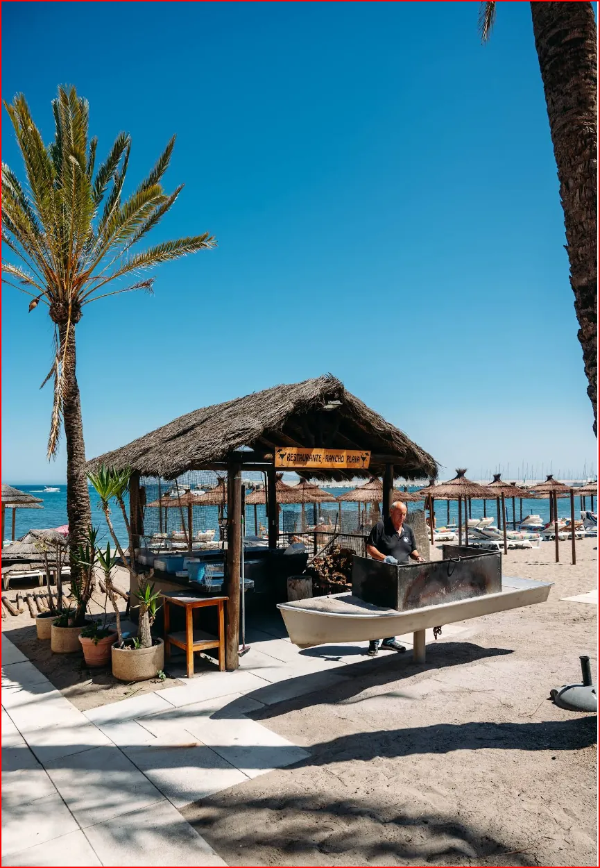 Terraza de Rancho Playa frente al Mediterráneo