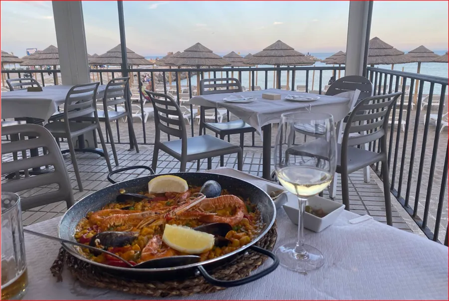 Paella de marisco recién hecha con vistas al mar en Rancho Playa